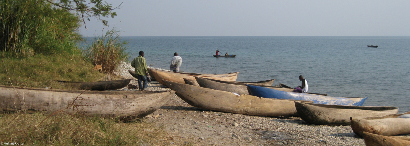 Boote am Ufer des Njassasees bei Ikombe