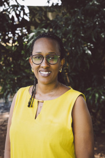 Frau Gloria Nimpundu