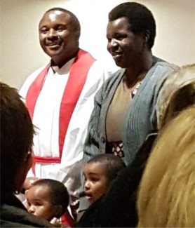 Pfr. Mbago mit Ehefrau und Kindern
