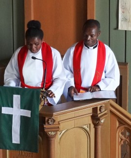 Pfarrerin Kilagwa und Pfarrer Mhema predigen