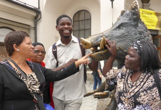 Besuch aus Konde vor dem Jagdmuseum