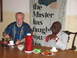 Dr. Köpp mit dem damaligen Bischof der Süddiözese, Cleopa Lukilo,  bei seinem Besuch 2007