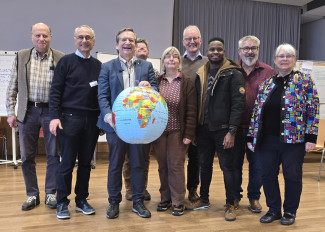 Dekanat München - Partnerschaftsbeauftragte mit Diakon Dietmar Frey (trägt die Weltlkugel)