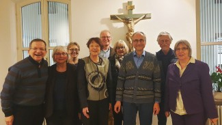 Gruppenfoto des Partnerschaftsausschusses beim Treffen mit Stadtdekanin Kittelberger